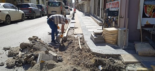 Her Gün Farklı Bir Mahallede Kaldırım Onarımı Yapılıyor